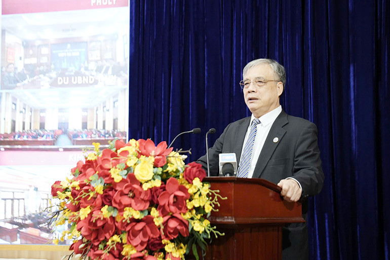 Phó Giáo sư, Tiến sĩ Trần Đình Thiên, nguyên Viện trưởng Viện Kinh tế Việt Nam, truyền đạt nội dung Chuyên đề đột phá phát triển khoa học, công nghệ, đổi mới sáng tạo và chuyển đổi số quốc gia.