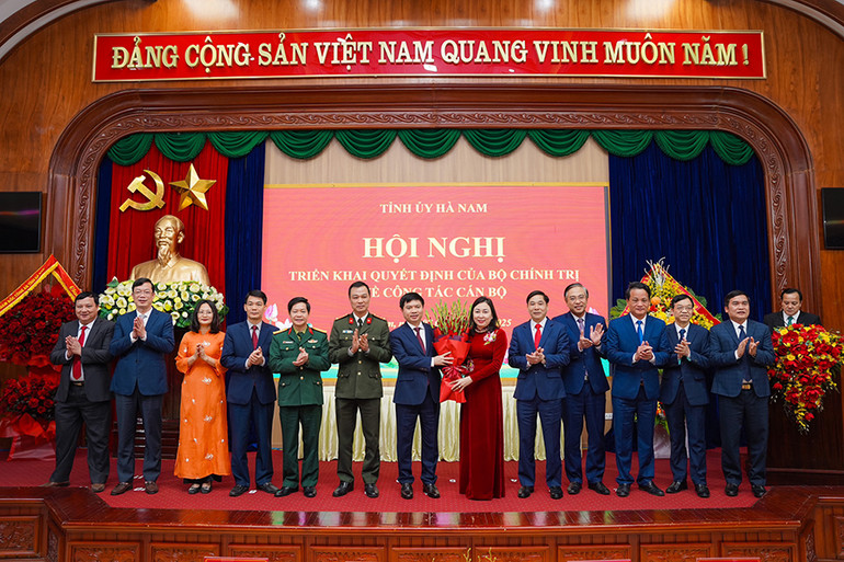 Các đồng chí lãnh đạo tỉnh Hà Nam tặng hoa, chúc mừng đồng chí Bí thư Tỉnh ủy.