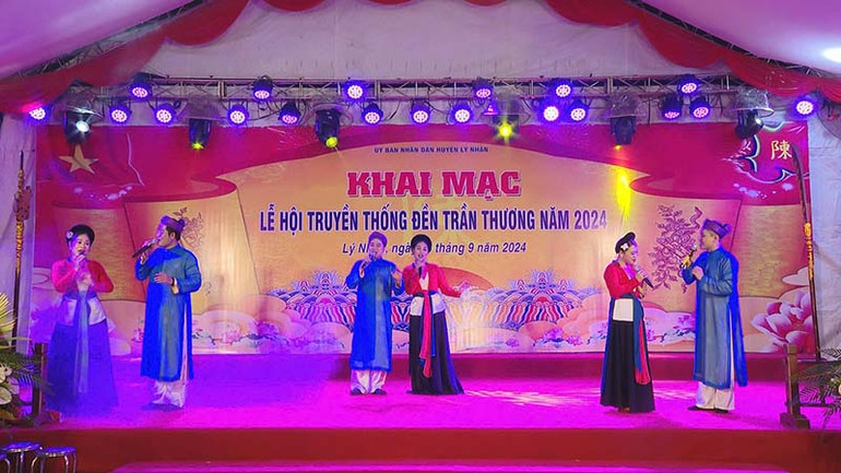 Tiết mục văn nghệ chào mừng lễ khai hội đền Trần Thương năm 2024.