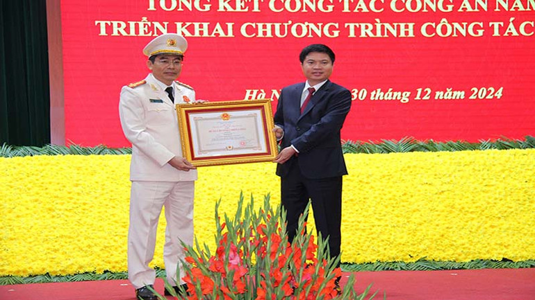 Thừa ủy quyền của Chủ tịch nước, đồng chí Chủ tịch UBND tỉnh đã trao Huân chương chiến công hạng Ba cho Đại tá Đỗ Hoài Nam, Phó Giám đốc Công an tỉnh.