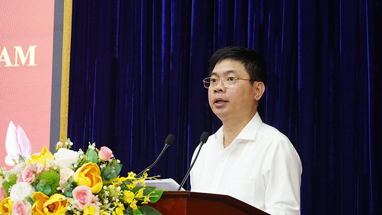 Đồng chí Trương Quốc Huy, Chủ tịch Ủy ban nhân dân tỉnh Hà Nam phát biểu tại hội nghị.