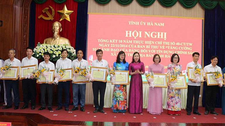 Đồng chí Đinh Thị Lụa, Phó Bí thư Thường trực Tỉnh ủy Hà Nam trao thưởng cho các tập thể, cá nhân đã có thành tích trong triển khai thực hiện Chỉ thị số 40.