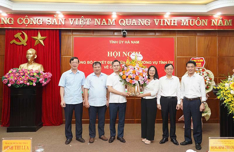 Các đồng chí lãnh đạo các ban xây dựng Đảng của Tỉnh ủy và Mặt trận Tổ quốc tỉnh tặng hoa chúc mừng đồng chí Trần Nguyễn Hiền Anh.