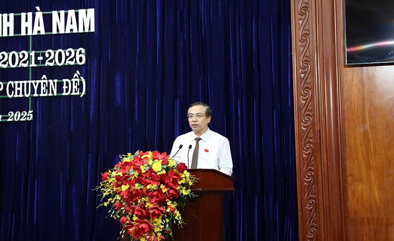 Đồng chí Đặng Thanh Sơn, Phó Chủ tịch Thường trực Hội đồng nhân dân tỉnh Hà Nam phát biểu bế mạc kỳ họp. Đồng chí Đặng Thanh Sơn, Phó Chủ tịch Thường trực Hội đồng nhân dân tỉnh Hà Nam phát biểu bế mạc kỳ họp.