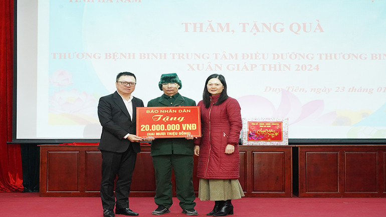 Tổng Biên tập Báo Nhân Dân trao quà Tết cho Trung tâm điều dưỡng thương binh Duy Tiên.