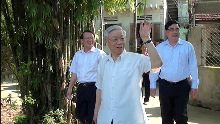 Tổng Bí thư Nguyễn Phú Trọng về thăm thôn Nam, xã Vũ Bản, huyện Bình Lục năm 2014. Tổng Bí thư Nguyễn Phú Trọng về thăm thôn Nam, xã Vũ Bản, huyện Bình Lục năm 2014.
