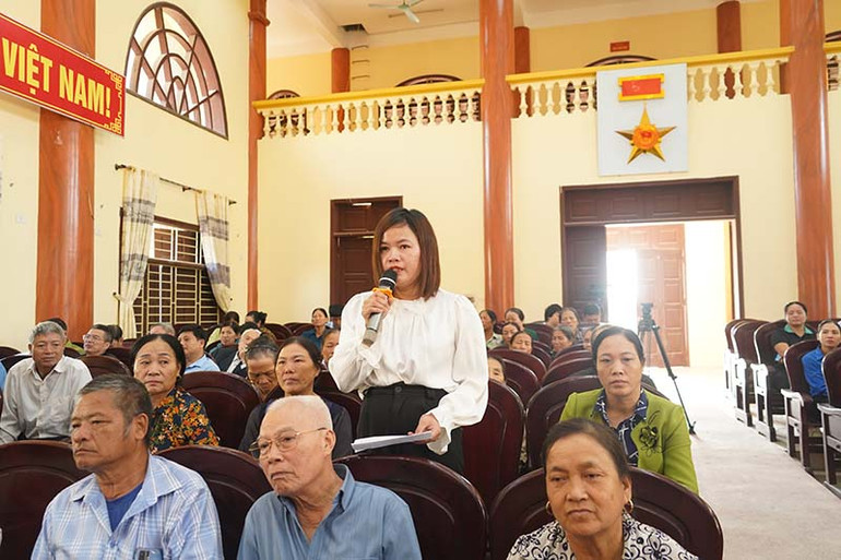 Đại diện nhân dân phường Tiên Nội nêu ý kiến, kiến nghị về các vấn đề xây dựng đảng, hệ thống chính trị và phát triển kinh tế-xã hội tại hội nghị.