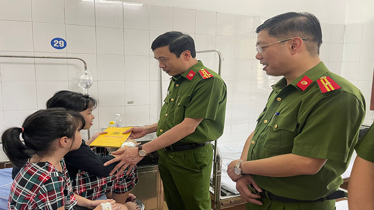 Đại tá Lê Văn Tuấn - Phó Giám đốc Công an tỉnh và đoàn công tác Công an tỉnh Hà Nam đã đến Bệnh viện Đa khoa tỉnh Hà Nam thăm hỏi, động viên các nạn nhân của vụ cháy.