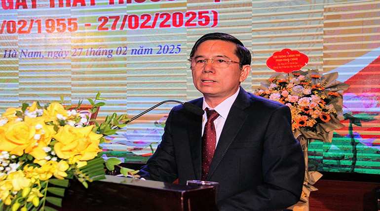 Đồng chí Trần Xuân Dưỡng, Phó Chủ tịch Ủy ban nhân dân tỉnh phát biểu chúc mừng các y bác sĩ.