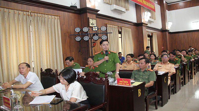 Đại diện lãnh đạo các phòng Công an tỉnh Hà Nam trao đổi các ý kiến với đại diện các doanh nghiệp tại hội nghị đối thoại.