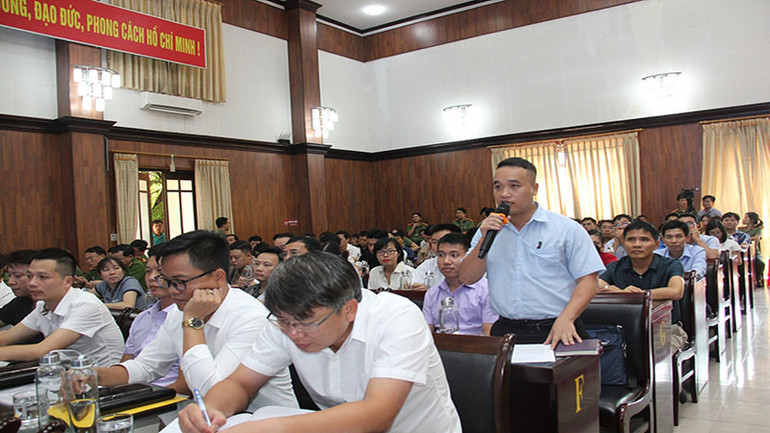 Đại diện các doanh nghiệp nêu các ý kiến, kiến nghị tại hội nghị đối thoại.