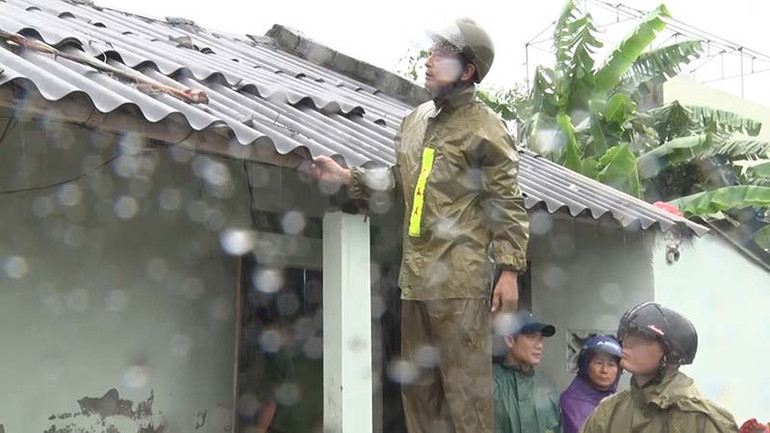 Lực lượng Công an Hà Nam hỗ trợ người dân phòng, chống Bão số 3. Lực lượng Công an Hà Nam hỗ trợ người dân phòng, chống Bão số 3.