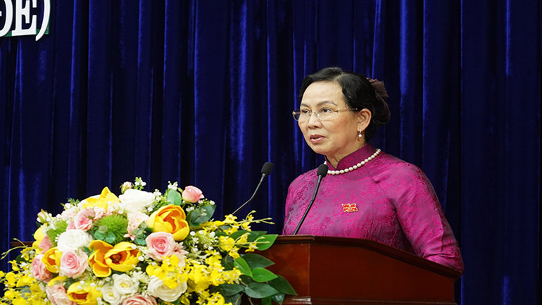 Đồng chí Lê Thị Thủy, Ủy viên Trung ương Đảng, Bí thư Tỉnh ủy, Chủ tịch HĐND tỉnh Hà Nam phát biểu kết luận kỳ họp.