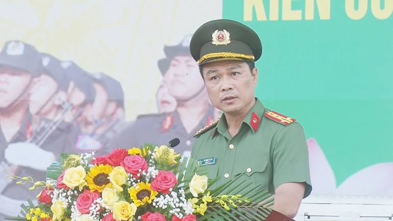 Đại tá Tô Anh Dũng, Giám đốc Công an tỉnh Hà Nam phát biểu tại buổi lễ.