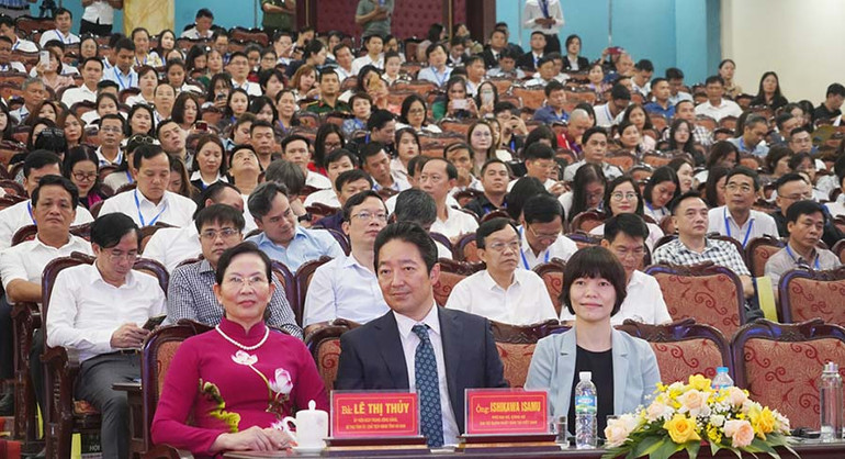 Các đại biểu dự chương trình.