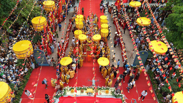 Hàng nghìn Phật tử trang nghiêm đứng hai bên đường chắp tay đón rước xá lợi Phật.