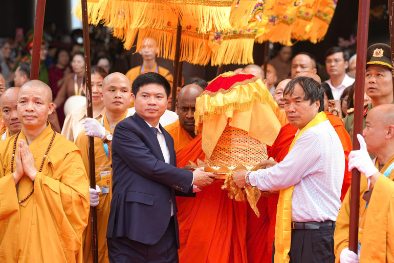 Cung rước xá lợi Đức Phật về Điện Tam Thế.