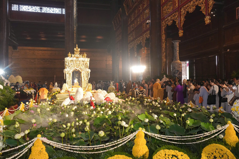 Hình ảnh phật tử trang nghiêm cung rước xá lợi Phật Thích Ca Mâu Ni về chùa Tam Chúc.