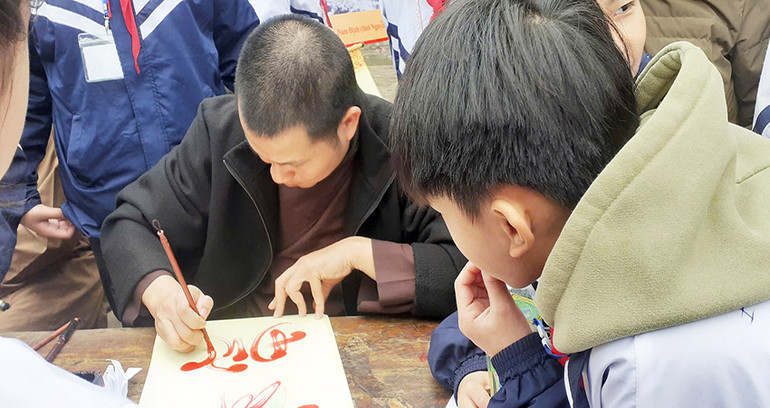 Tái hiện hoạt động thầy đồ cho chữ đầu năm.