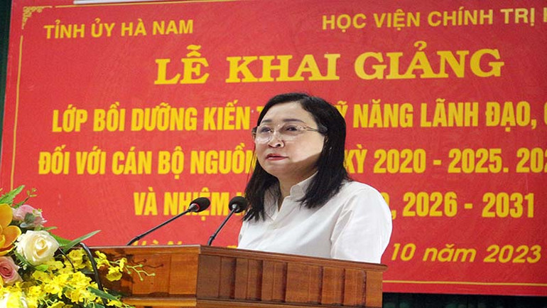 Đồng chí Đinh Thị Lụa, Phó Bí thư Thường trực Tỉnh ủy Hà Nam, phát biểu chỉ đạo tại lễ khai giảng.