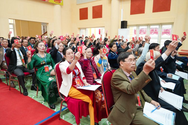 Đại biểu biểu quyết bầu nhân sự tham gia Ban Chấp hành Đảng bộ xã Xuân Khê nhiệm kỳ 2025-2030.