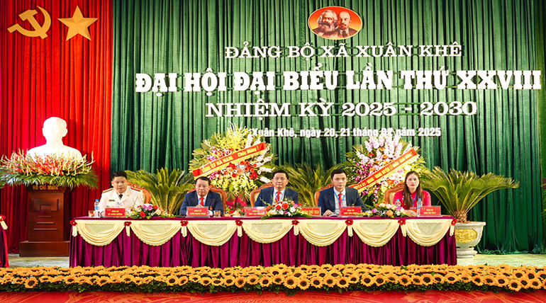 Đoàn Chủ tịch đại hội.