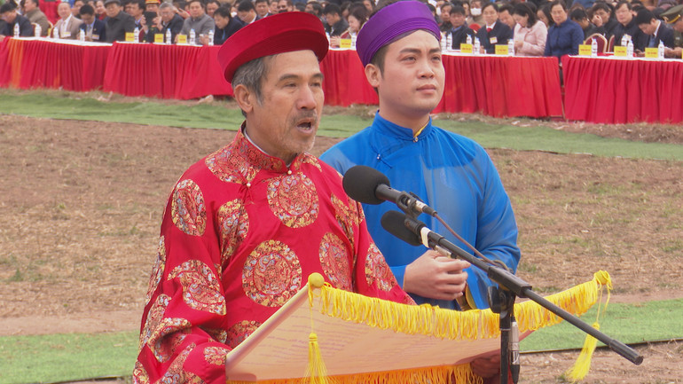 Một bô lão của địa phương đọc Văn trình tại lễ hội.