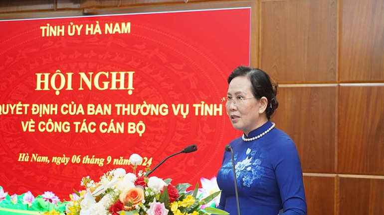 Đồng chí Lê Thị Thủy, Bí thư Tỉnh ủy, Chủ tịch Hội đồng nhân dân tỉnh phát biểu giao nhiệm vụ cho đồng chí Nguyễn Đức Toàn. Đồng chí Lê Thị Thủy, Bí thư Tỉnh ủy, Chủ tịch Hội đồng nhân dân tỉnh phát biểu giao nhiệm vụ cho đồng chí Nguyễn Đức Toàn.