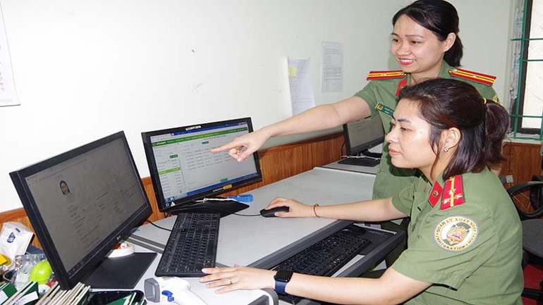 Cán bộ, chiến sĩ Phòng Quản lý xuất-nhập cảnh, Công an tỉnh Hà Nam tiếp nhận hồ sơ đăng ký đề nghị cấp hộ chiếu phổ thông của công dân trên Cổng dịch vụ công trực tuyến.