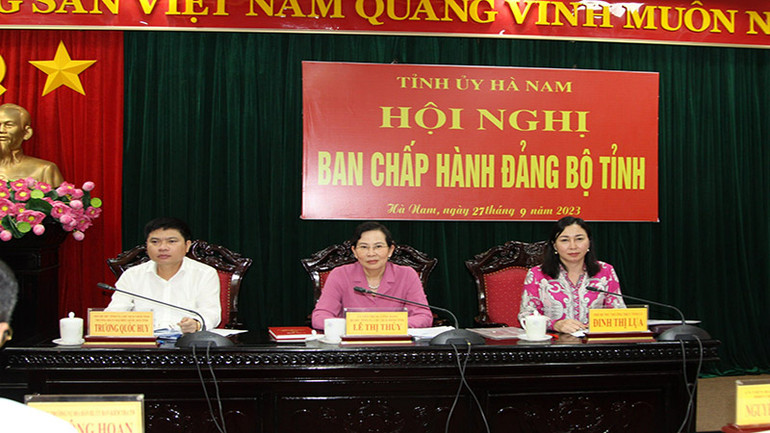 Các đồng chí Thường trực chủ trì Hội nghị.