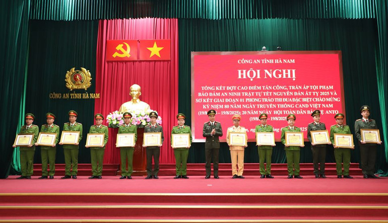 Đại tá Tô Anh Dũng - Ủy viên Ban Thường vụ Tỉnh uỷ, Bí thư Đảng ủy, Giám đốc Công an tỉnh trao Bằng khen của UBND tỉnh cho các tập thể có thành tích xuất sắc.