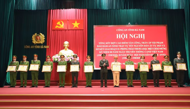 Đại tá Tô Anh Dũng - Ủy viên Ban Thường vụ Tỉnh uỷ, Bí thư Đảng ủy, Giám đốc Công an tỉnh trao Bằng khen của UBND tỉnh cho các tập thể có thành tích xuất sắc. Đại tá Tô Anh Dũng - Ủy viên Ban Thường vụ Tỉnh uỷ, Bí thư Đảng ủy, Giám đốc Công an tỉnh trao Bằng khen của UBND tỉnh cho các tập thể có thành tích xuất sắc.