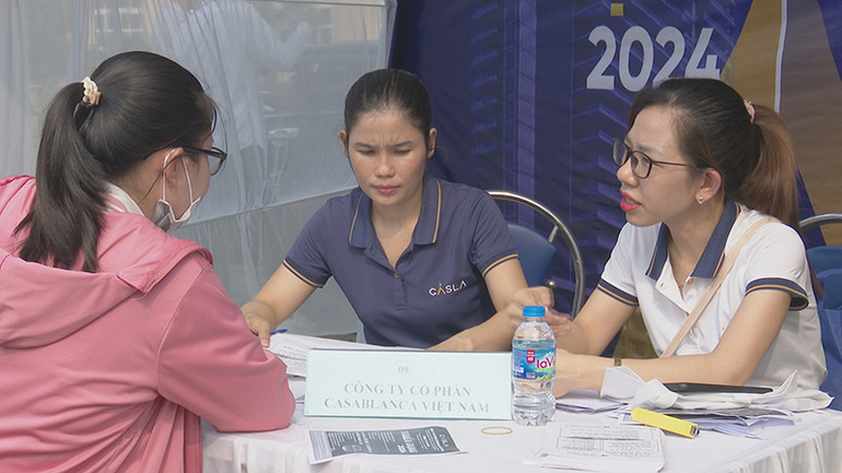 Người lao động được trực tiếp tư vấn tuyển dụng việc làm với các doanh nghiệp.