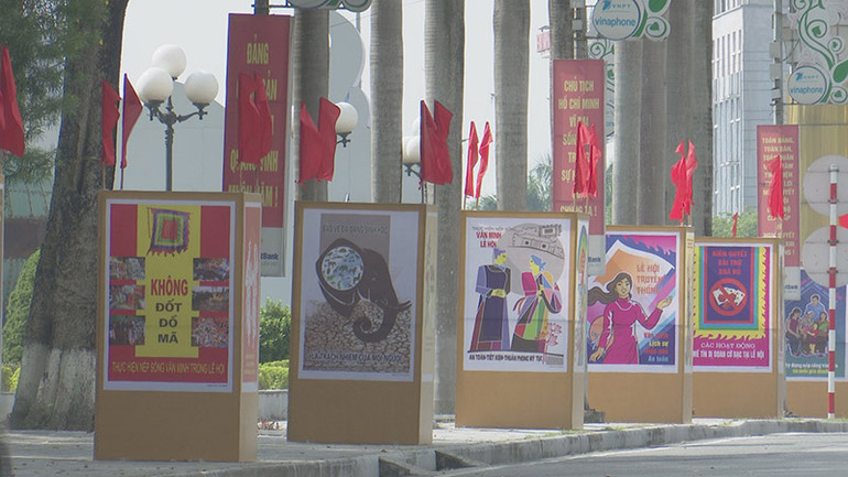Các cụm tranh cổ động tấm lớn 4 mặt được đặt tại các tuyến phố trung tâm của thành phố Phủ Lý.