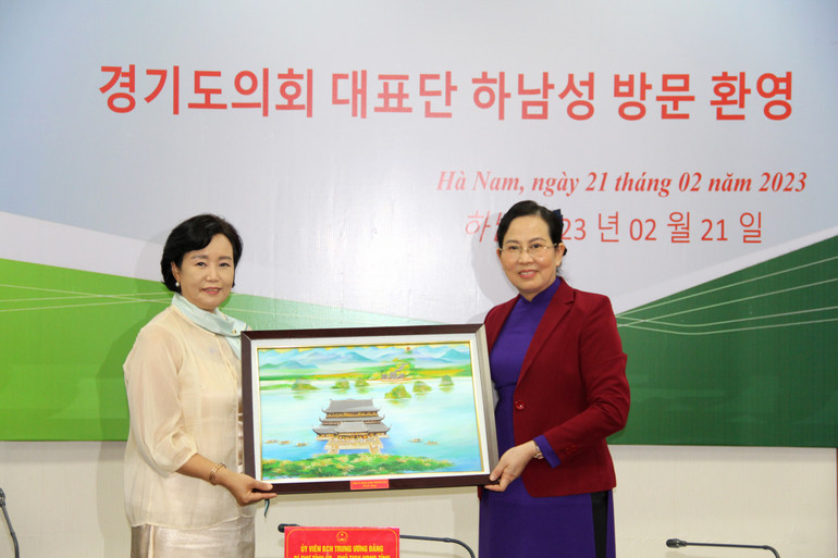 Đồng chí Bí thư Tỉnh ủy, Chủ tịch Hội đồng nhân dân tỉnh Hà Nam tặng quà lưu niệm cho đại diện Đoàn đại biểu Hội đồng tỉnh Gyeonggi-Do, Hàn Quốc. Đồng chí Bí thư Tỉnh ủy, Chủ tịch Hội đồng nhân dân tỉnh Hà Nam tặng quà lưu niệm cho đại diện Đoàn đại biểu Hội đồng tỉnh Gyeonggi-Do, Hàn Quốc.