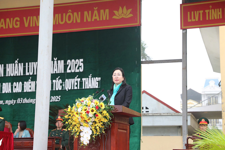 Đồng chí Đinh Thị Lụa, Phó Bí thư Thường trực Tỉnh ủy phát biểu tại lễ ra quân huấn luyện.