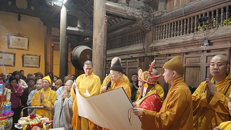 Ban Trị sự Giáo hội Phật giáo tỉnh Hà Nam thực hiện nghi lễ tấu văn trình tưởng nhớ công đức của Đức Thánh Trần Hưng Đạo Đại Vương Trần Quốc Tuấn.