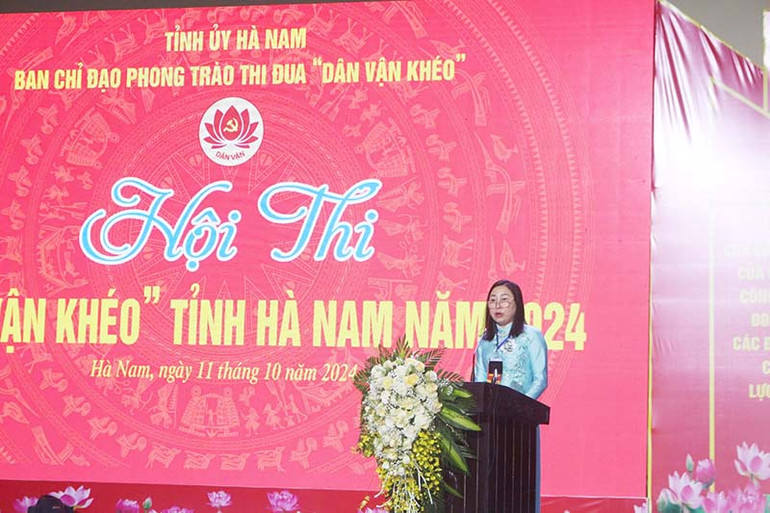 Đồng chí Đinh Thị Lụa, Phó Bí thư Thường trực Tỉnh ủy, Trưởng Ban Chỉ đạo phong trào thi đua “Dân vận khéo” tỉnh Hà Nam, Trưởng Ban Tổ chức phát biểu khai mạc hội thi.