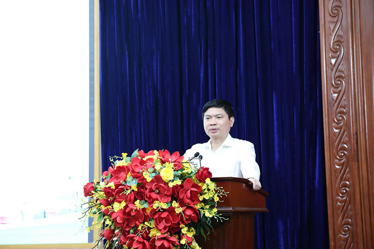 Đồng chí Trương Quốc Huy, Bí thư Tỉnh ủy, Chủ tịch Ủy ban nhân dân tỉnh, Trưởng Đoàn đại biểu Quốc hội tỉnh Hà Nam phát biểu tại hội nghị.