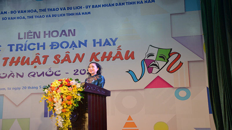 Nghệ sĩ nhân dân Trịnh Thúy Mùi, Chủ tịch Hội Nghệ sĩ Sân khấu Việt Nam, phát biểu bế mạc Liên hoan.