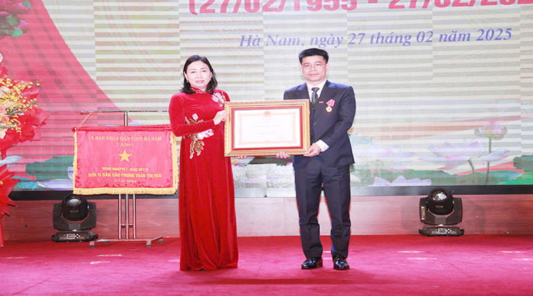 Thừa ủy quyền của Chủ tịch nước, đồng chí Đinh Thị Lụa, Phó Bí thư Thường trực Tỉnh ủy, Bí thư Đảng ủy các cơ quan Đảng tỉnh trao Huân chương Lao động hạng Ba cho Tiến sĩ Phan Anh Phong, Phó Giám đốc Sở Y tế tỉnh Hà Nam.