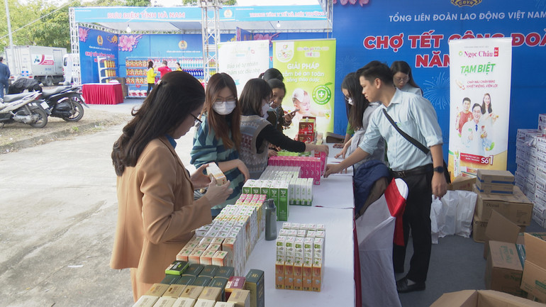 Đông đảo công nhân người lao động tham gia phiên chợ Tết công đoàn tại Hà Nam.