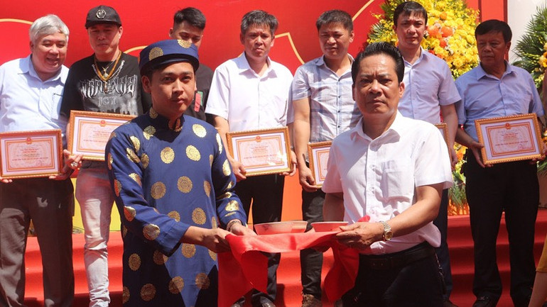 Các nhà sưu tập tư nhân tặng hiện vật cho Bảo tàng tỉnh Hà Nam.