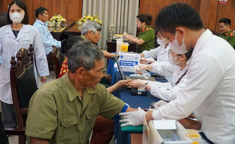 Các thân nhân liệt sĩ được tiến hành thu mẫu ngay tại Công an tỉnh Hà Nam.