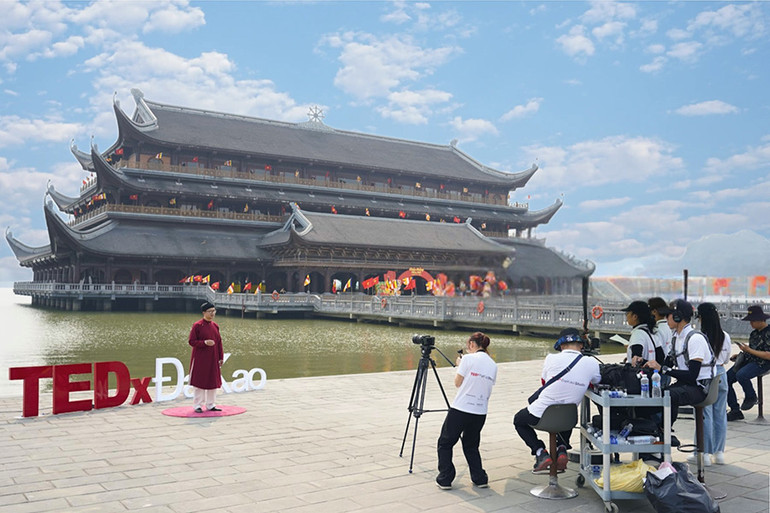 Diễn giả, chuyên gia, Tiến sĩ Đỗ Trần Phương chia sẻ tại khu vực tại Quần thể Khu du lịch quốc gia Tam Chúc, Hà Nam. Diễn giả, chuyên gia, Tiến sĩ Đỗ Trần Phương chia sẻ tại khu vực tại Quần thể Khu du lịch quốc gia Tam Chúc, Hà Nam.