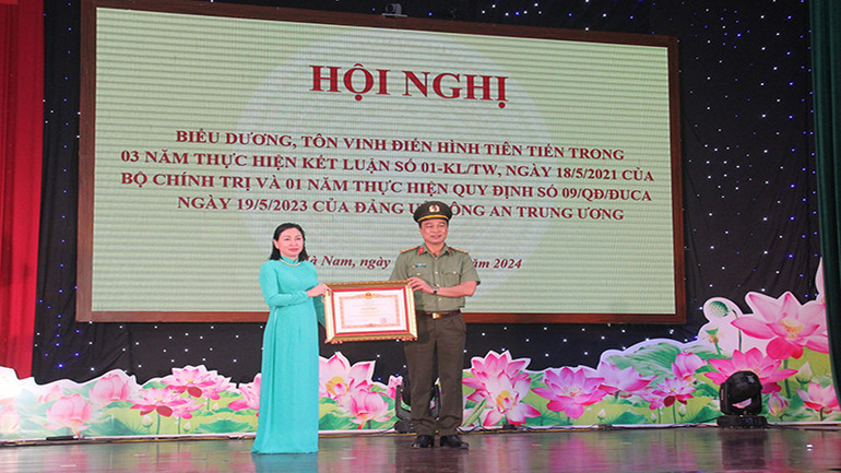 Thừa ủy quyền của Thủ tướng Chính Phủ, đồng chí Phó Bí thư Thường trực Tỉnh ủy Hà Nam trao Bằng khen của Thủ tướng Chính phủ cho Đảng bộ Công an tỉnh Hà Nam. Thừa ủy quyền của Thủ tướng Chính Phủ, đồng chí Phó Bí thư Thường trực Tỉnh ủy Hà Nam trao Bằng khen của Thủ tướng Chính phủ cho Đảng bộ Công an tỉnh Hà Nam.