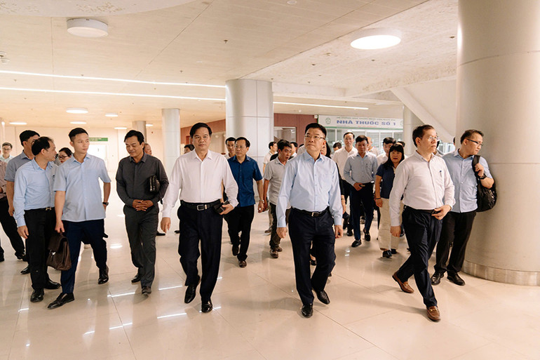 Phó Thủ tướng Lê Thành Long kiểm tra tiến độ Cơ sở 2 Bệnh viện Bạch Mai tại Hà Nam.