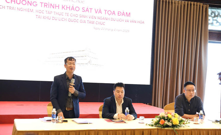 Các đồng chí chủ trì buổi tọa đàm.