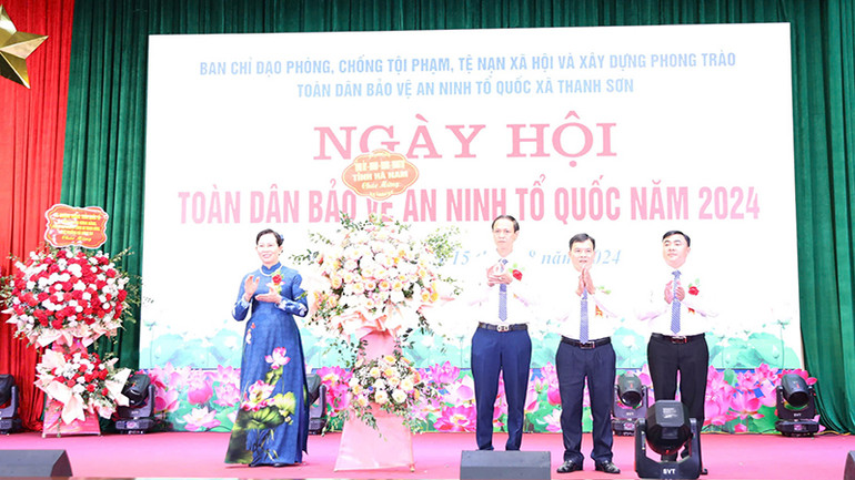 Đồng chí Bí thư Tỉnh ủy Lê Thị Thủy tặng hoa chúc mừng xã Thanh Sơn.