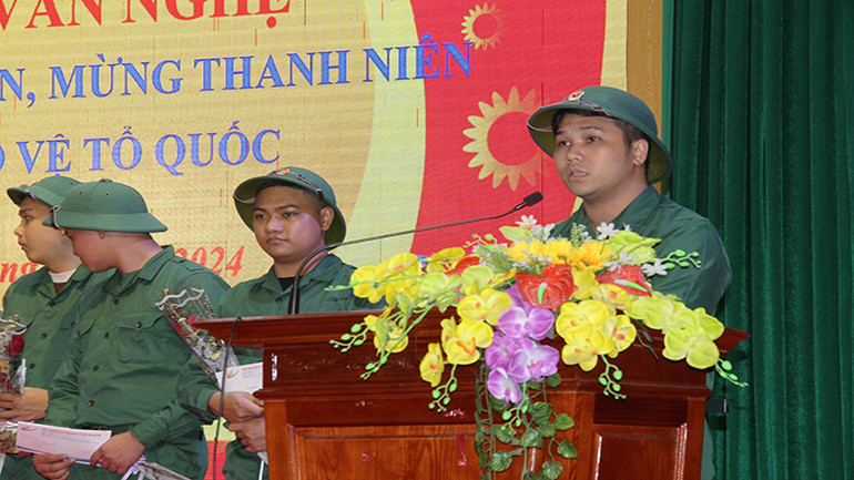Đại diện thanh niên thành phố Phủ Lý bày tỏ quyết tâm lên đường nhập ngũ.